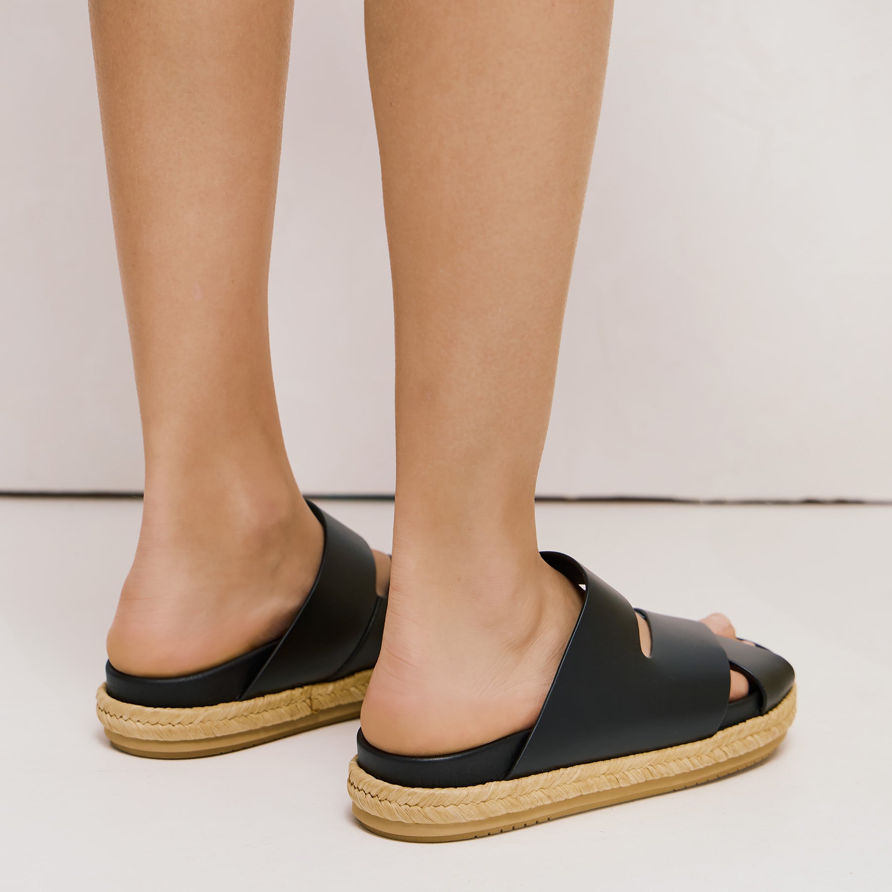 Paloma Barcelo Helene Δίπατες Παντόφλες Χιαστί - Μαύρο