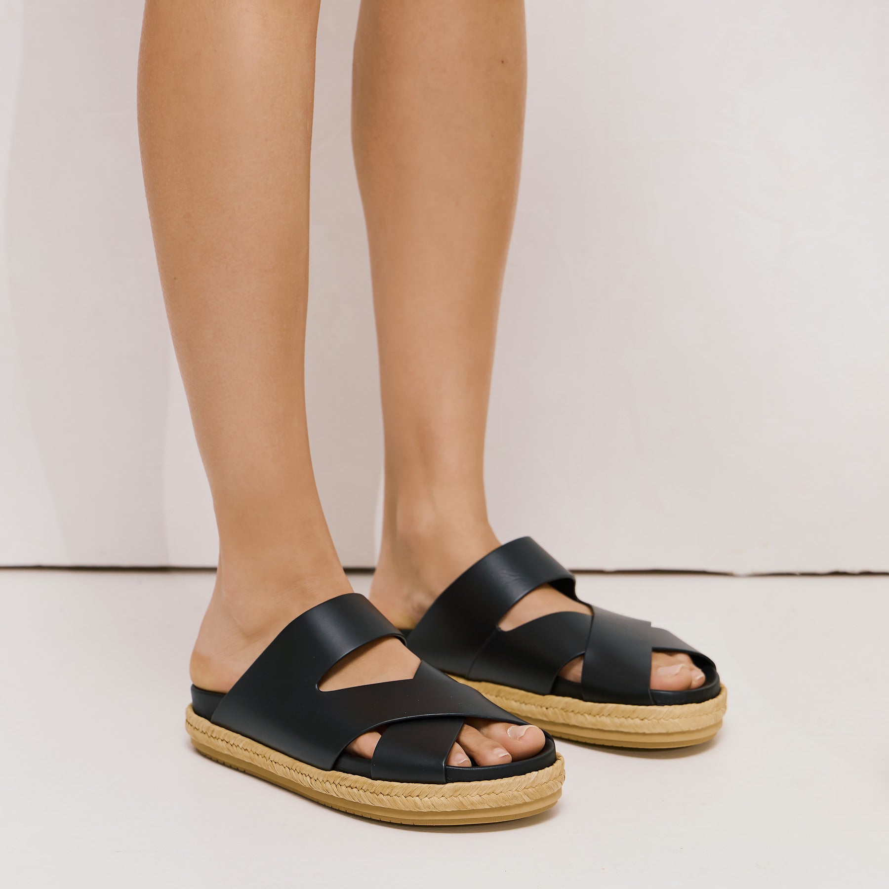 Paloma Barcelo Helene Δίπατες Παντόφλες Χιαστί - Μαύρο