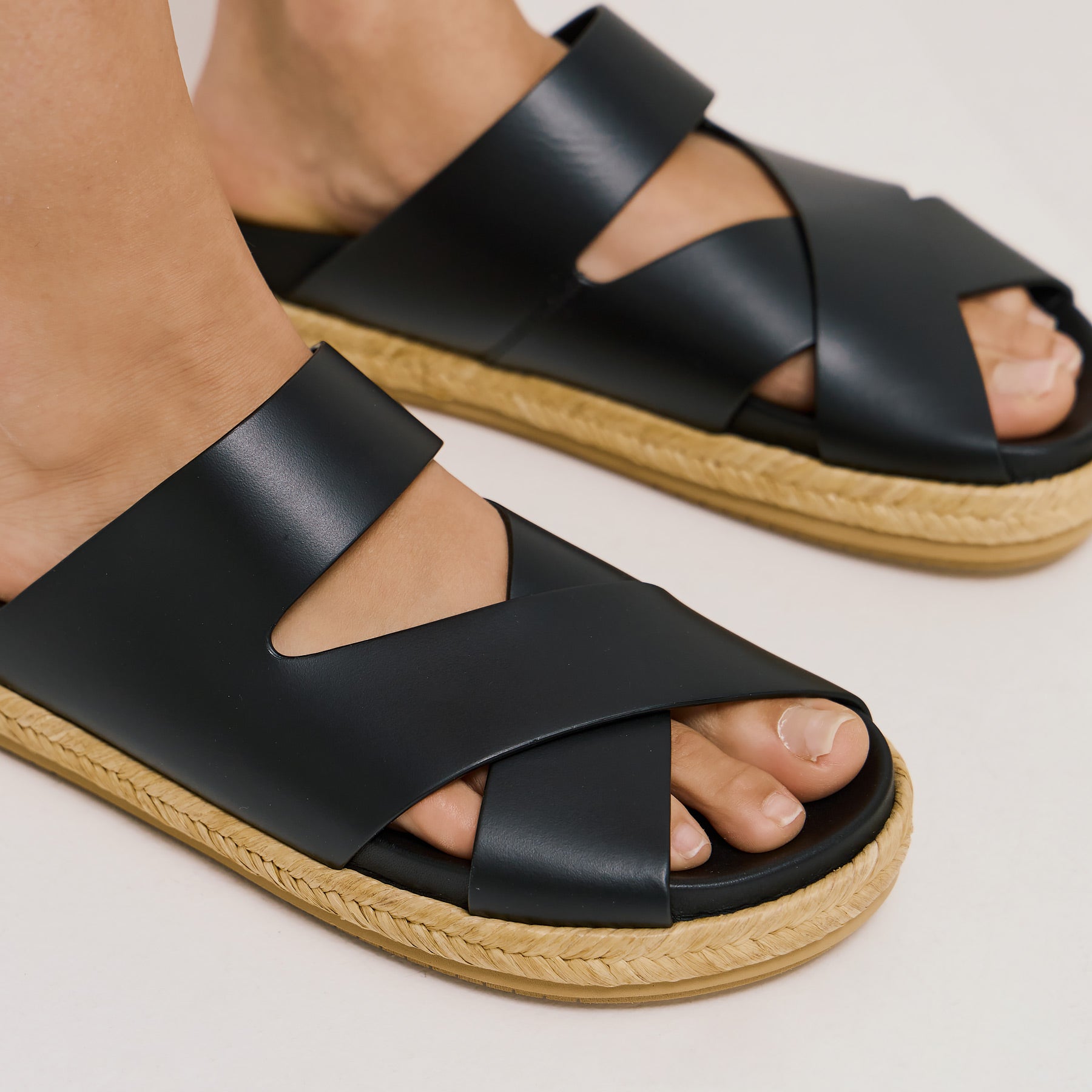 Paloma Barcelo Helene Δίπατες Παντόφλες Χιαστί - Μαύρο