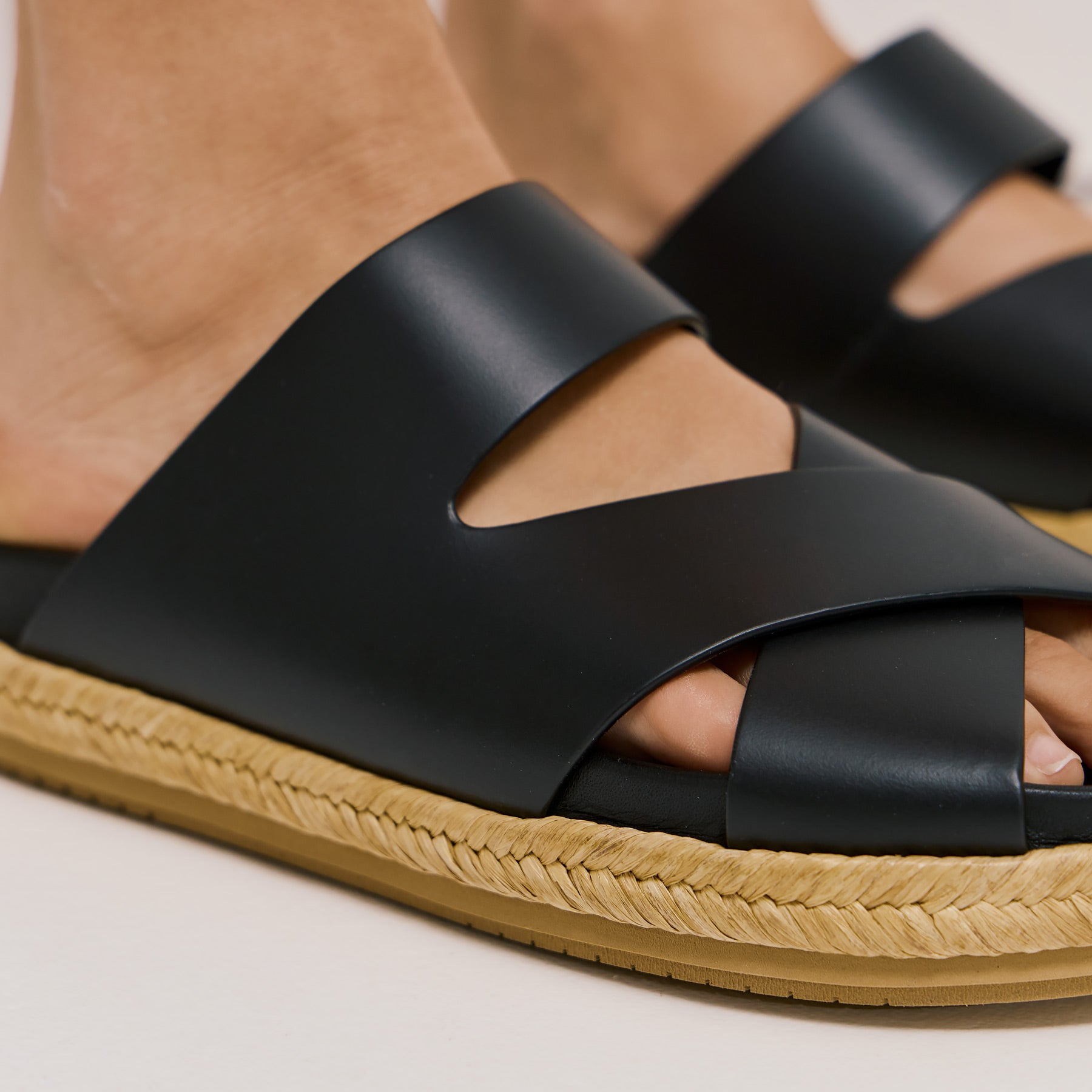 Paloma Barcelo Helene Δίπατες Παντόφλες Χιαστί - Μαύρο